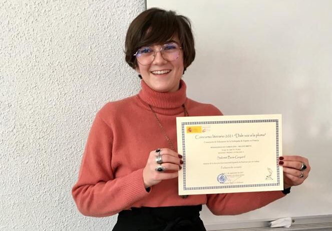 Salomé recibiendo el premio.